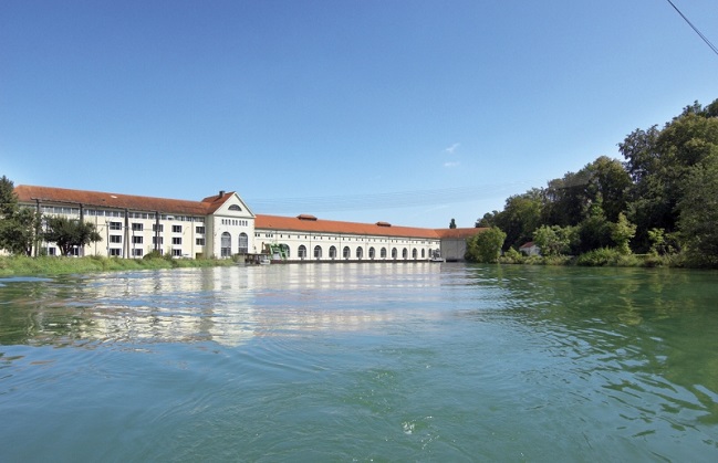 Beznau hat nicht nur zwei Kernkraftwerkblöcke sondern auch ein Flusswasserkraftwerk. Bereits 1902 in Betrieb genommen, weist es heute eine Leistung von 19,5 MW aus.