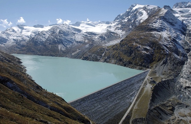 Mattmark, hinten bei Saas Almagell im Wallis. Das Kraftwerk gehört Axpo, CKW und anderen Partnern. Die Nutzung des aufgestauten Wassers erfolgt über die Kraftwerke Zermeiggen und Stalden. Die mittlere jährliche Stromproduktion liegt bei 649 Mio. kWh.