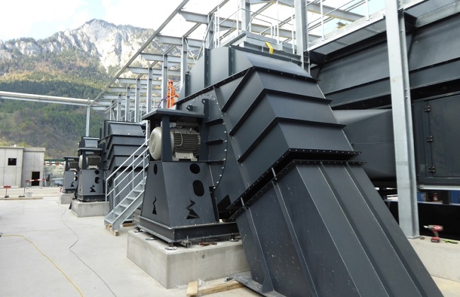 Um Axpo Tegra in Domat Ems. Hier wurde erst im Oktober die neue Holzschnitzeltrockunungsanlage in Betrieb genommen. Nach der Wasserkraft ist Holz der zweitwichtigste erneuerbare Energieträger in der Schweiz. Die Axpo Tegra AG betreibt in Domat/Ems seit acht Jahren das schweizweit grösste CO2-neutrale Biomassekraftwerk.