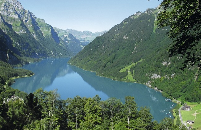 Yes, well done! This is the Klöntalersee. With its water the high pressure power plant am Löntsch in Netstal is run. Together with the hydro power plant Beznau (AG) this is the cradle of Axpo.