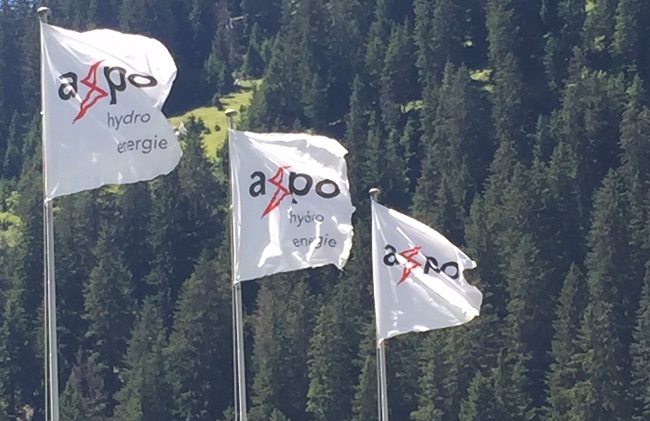 Full of energy: Axpo flags in the wind (Lag da Pigniu)