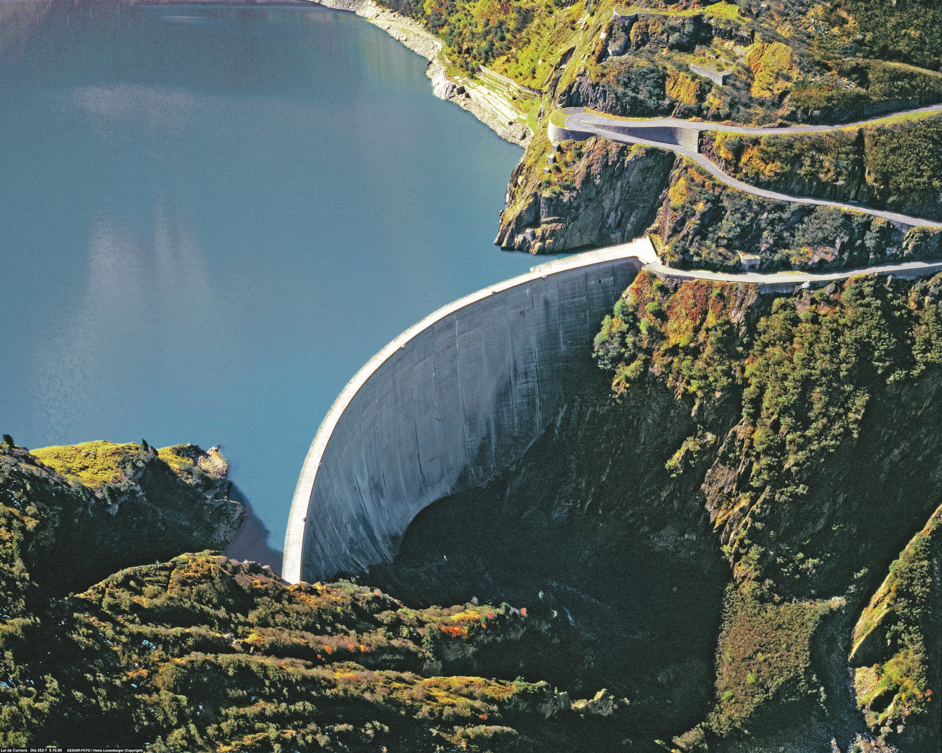 Curnera arch dam: The dam wall is 153 metres high and 350 metres long. It holds a volume of 562,000 m3.