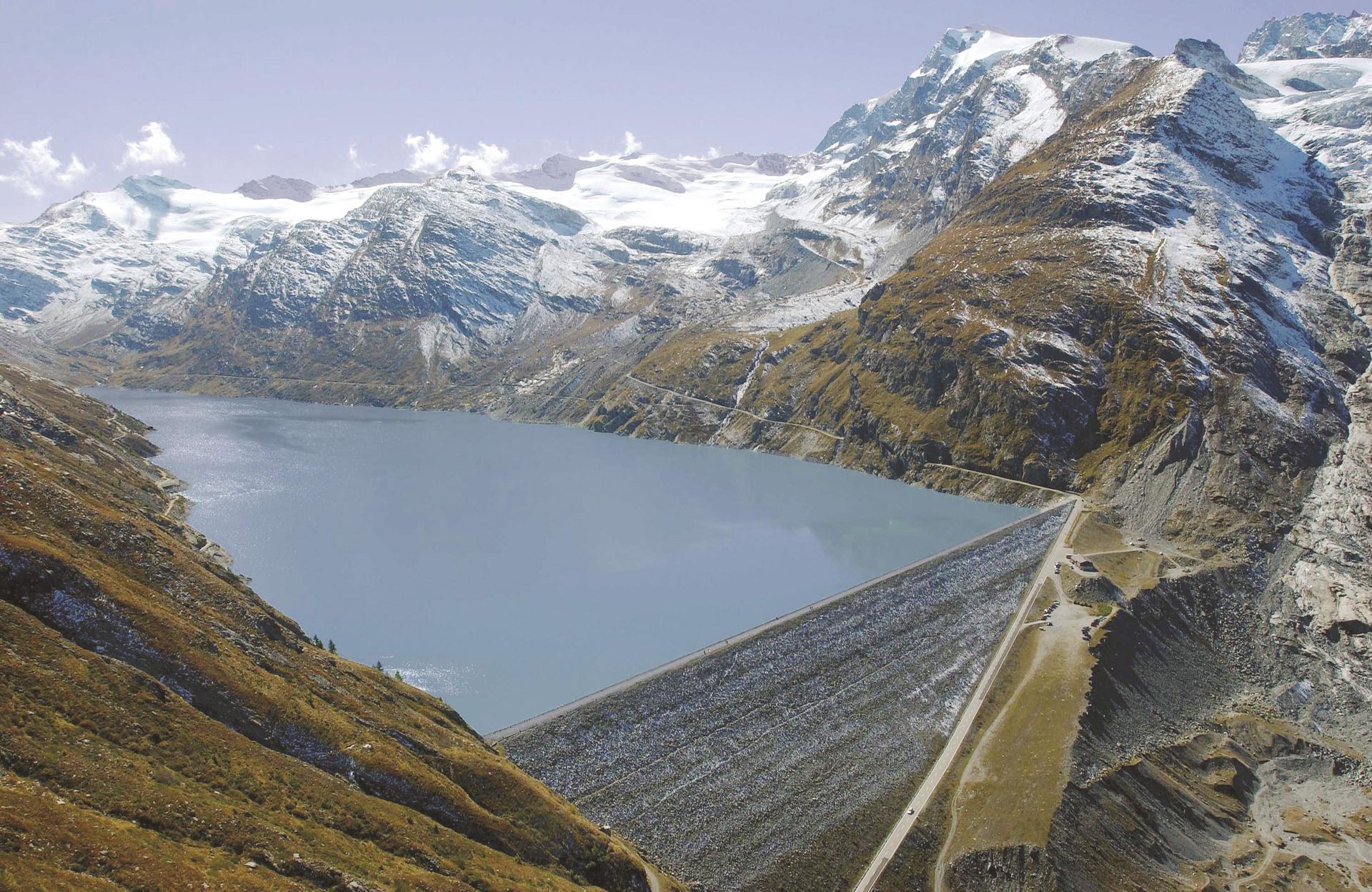 Embankment dam and Mattmark reservoir: The dam is 117 metres high, has a crest length of 780 metres, and holds a volume of 10.5 million m3.