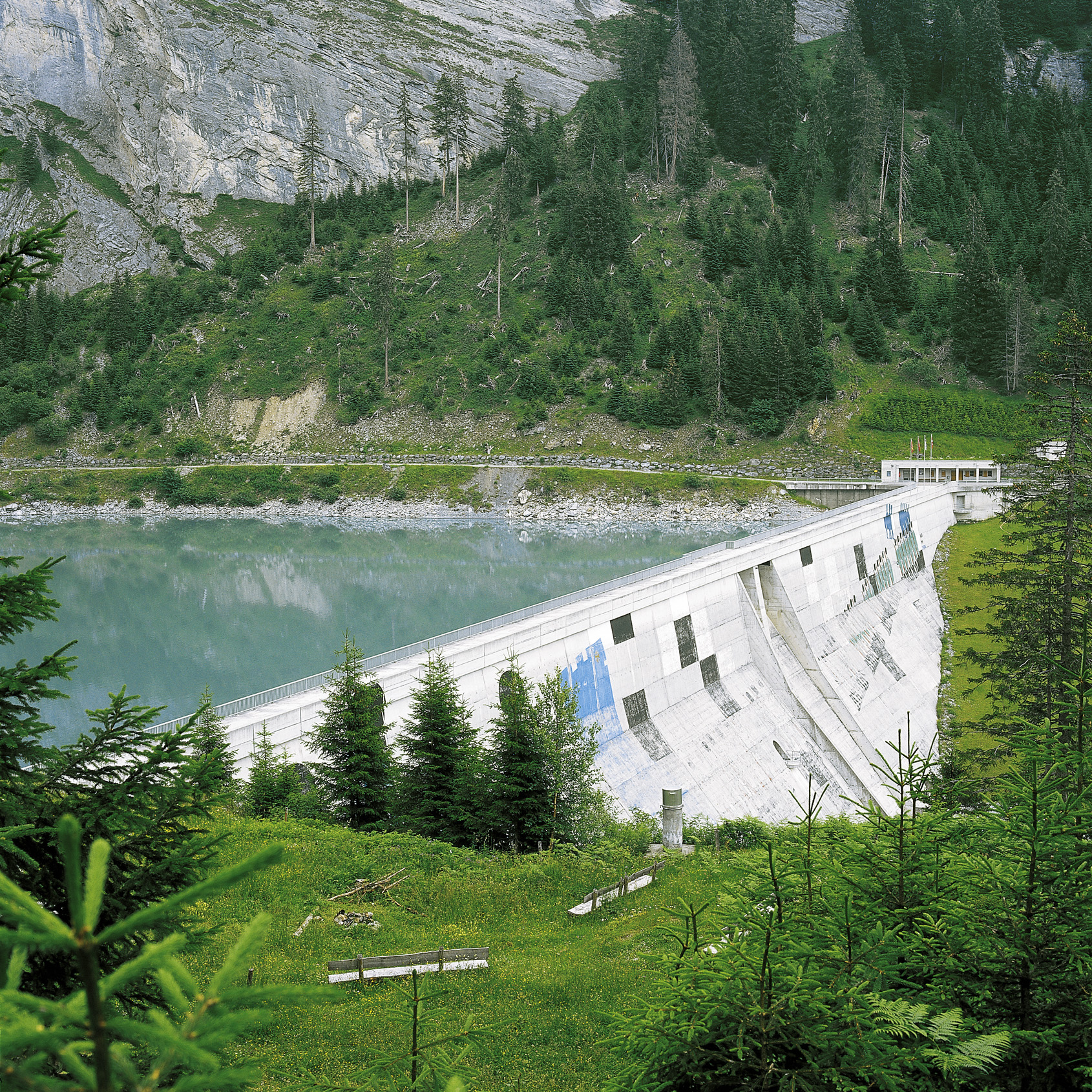 Panix gravity dam: The wall is a maximum of 53 metres high (height above the foundation), the crest is 270 metres long. The holding volume is 161,000 m3.