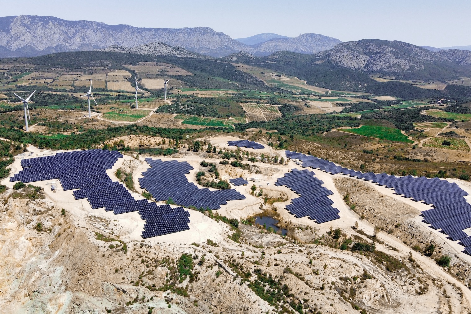 Located in Lansac (France), this former quarry has been converted into a solar power plant with a capacity of 4,20 MWp.