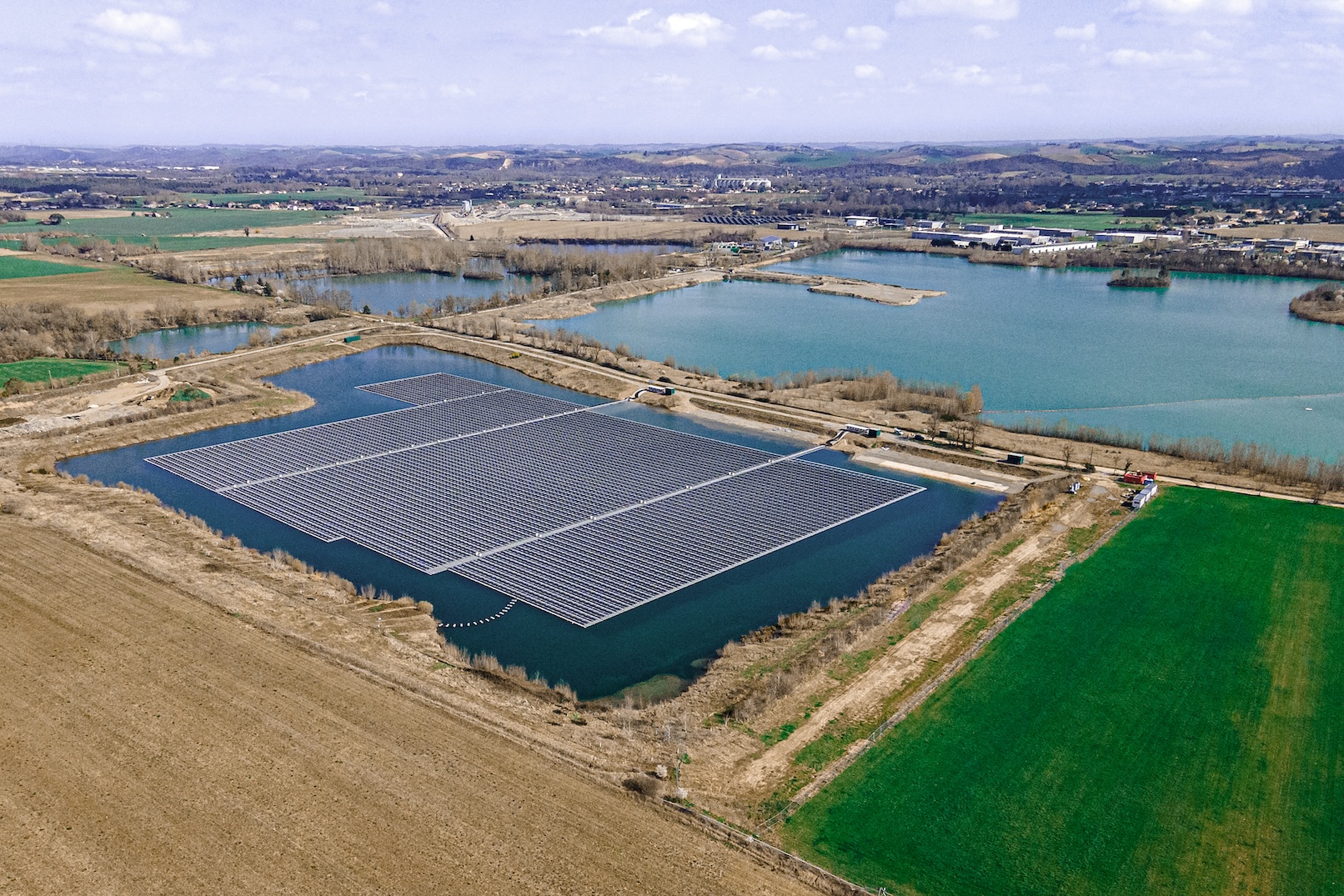 In Peyssies (France), a former sand and gravel quarry has been converted into a floating solar power plant with a capacity of 5,00 MWp.