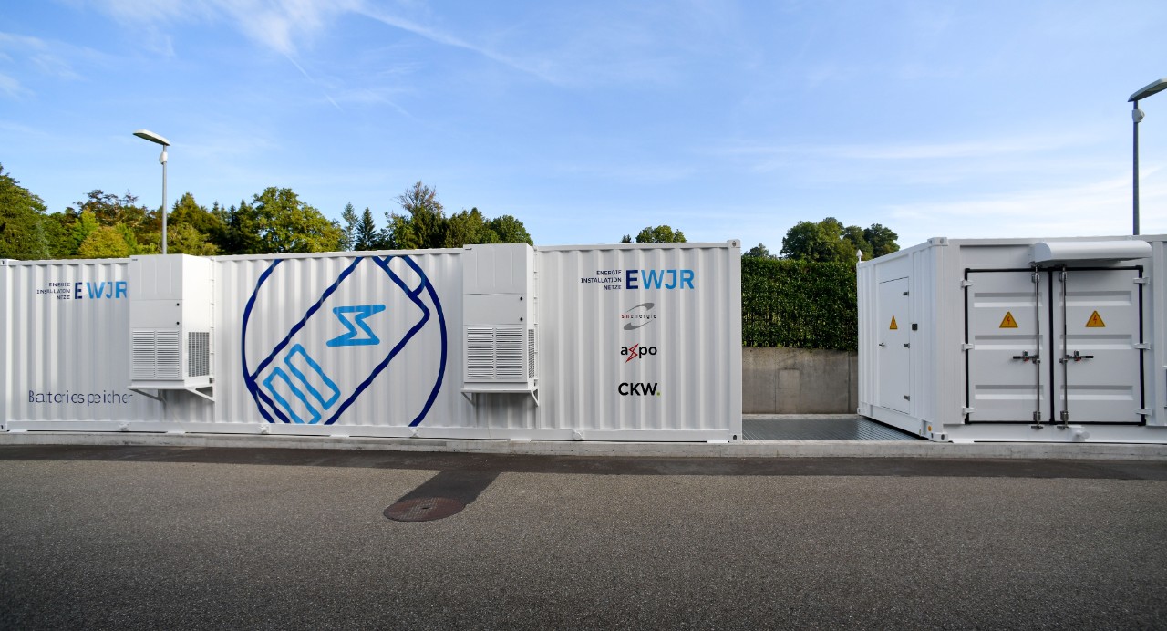 Axpo plante und realisierte 2 MW / 2.17 MWh Batteriespeicher des Elektrizitätswerks Jona-Rapperswil (EWJR)