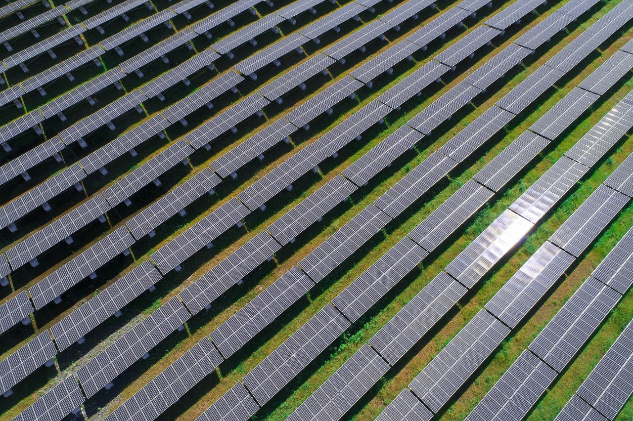 France, Hérault (34), Lézignan-la-Cèbe, centrale solaire photovoltaïque Urbasolar dans l'ancienne carrière de Nizas et Lézignan-la-Cèbe (vue aérienne)