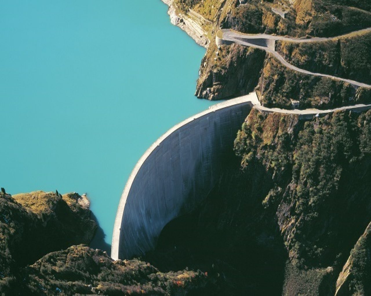 The Lai da Curnera is located in the valley of the same name in the town of Tujetsch in Grisons. The lake can be reached from the Oberalp Pass. Together with the Santa Maria and Nalps reservoirs it is part of a water management system connected with pipes and is part of Kraftwerke Vorderrhein
