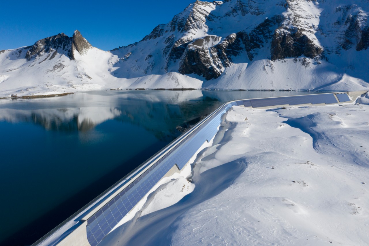 Auf der Muttsee-Staumauer des PSW Limmern entsteht die erste alpine Solar-Grossanlage der Schweiz.
